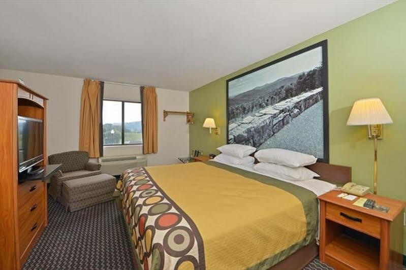 Super 8 By Wyndham Hotel